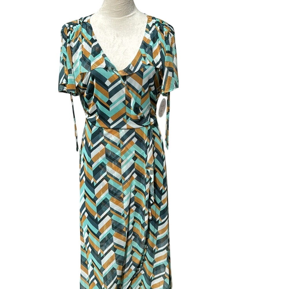 HARLOW & ROSE. NWT. High/‎ Low. Ruffles along front. Size Medium. Zip.